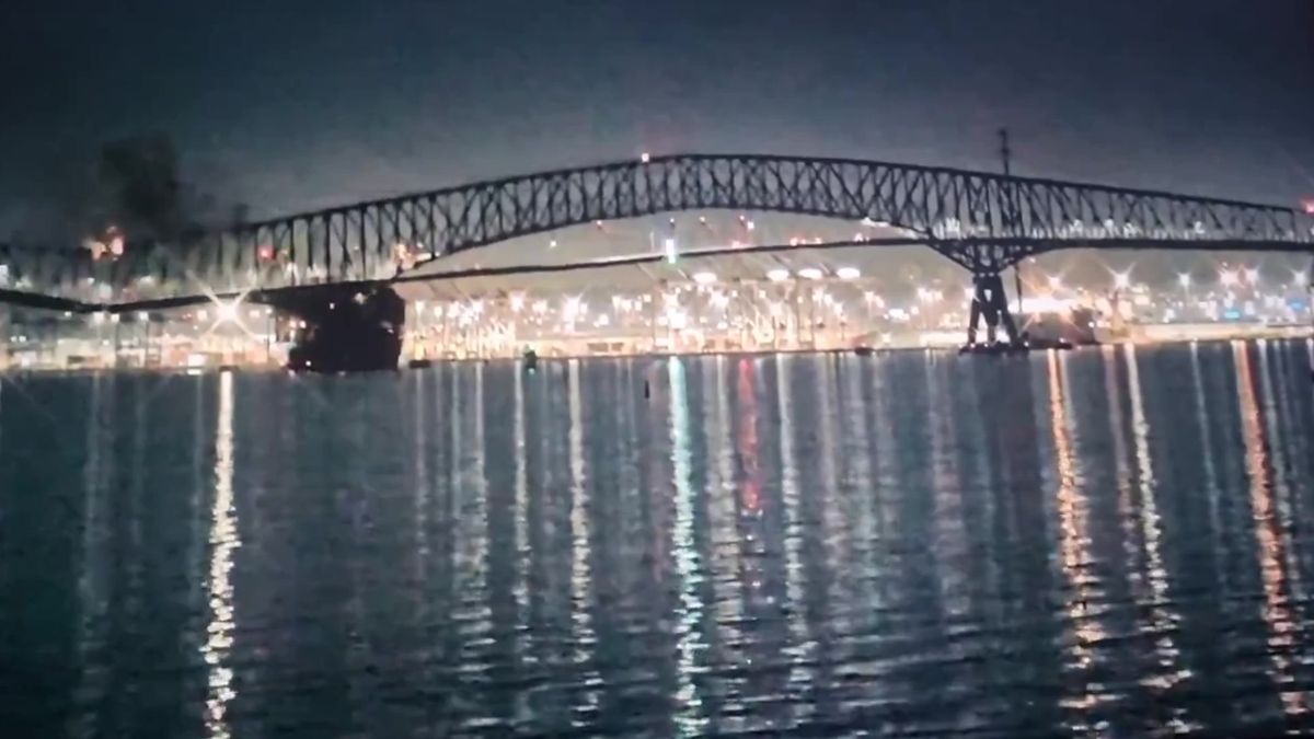 Video bleskové zkázy mostu v Baltimoru. Loď před nárazem vyslala tísňový signál